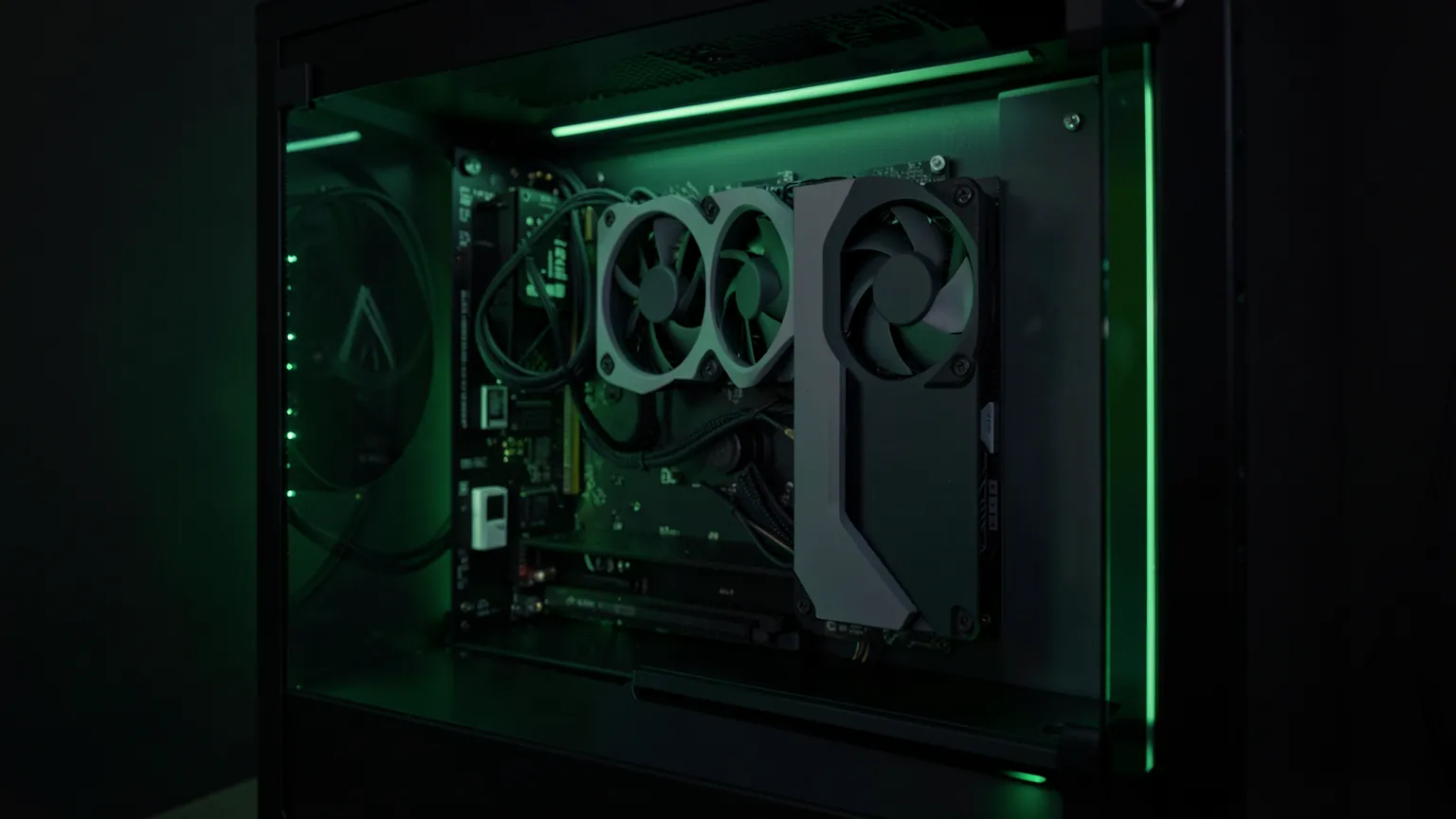 Tarjeta gráfica de sobremesa con tres ventiladores iluminada en verde dentro de un PC gaming de lateral de cristal