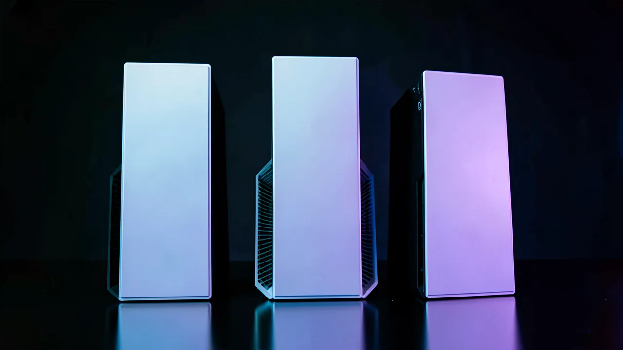 Consolas PlayStation 5 de distintos modelos colocadas verticalmente sobre una superficie oscura