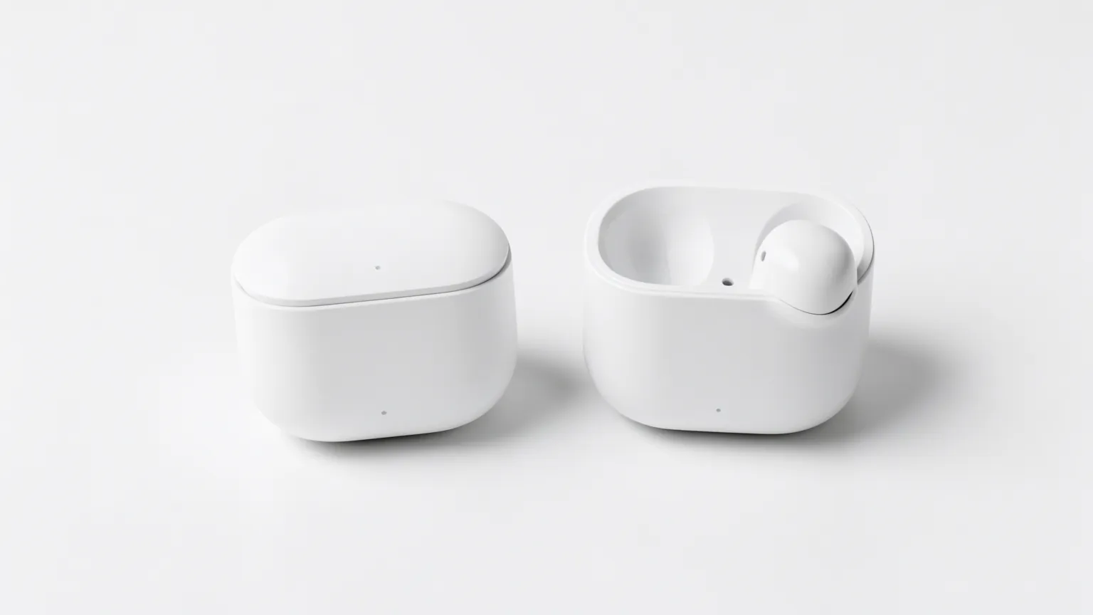Dos productos tecnológicos parecidos colocados uno junto al otro sobre una mesa blanca para compararlos