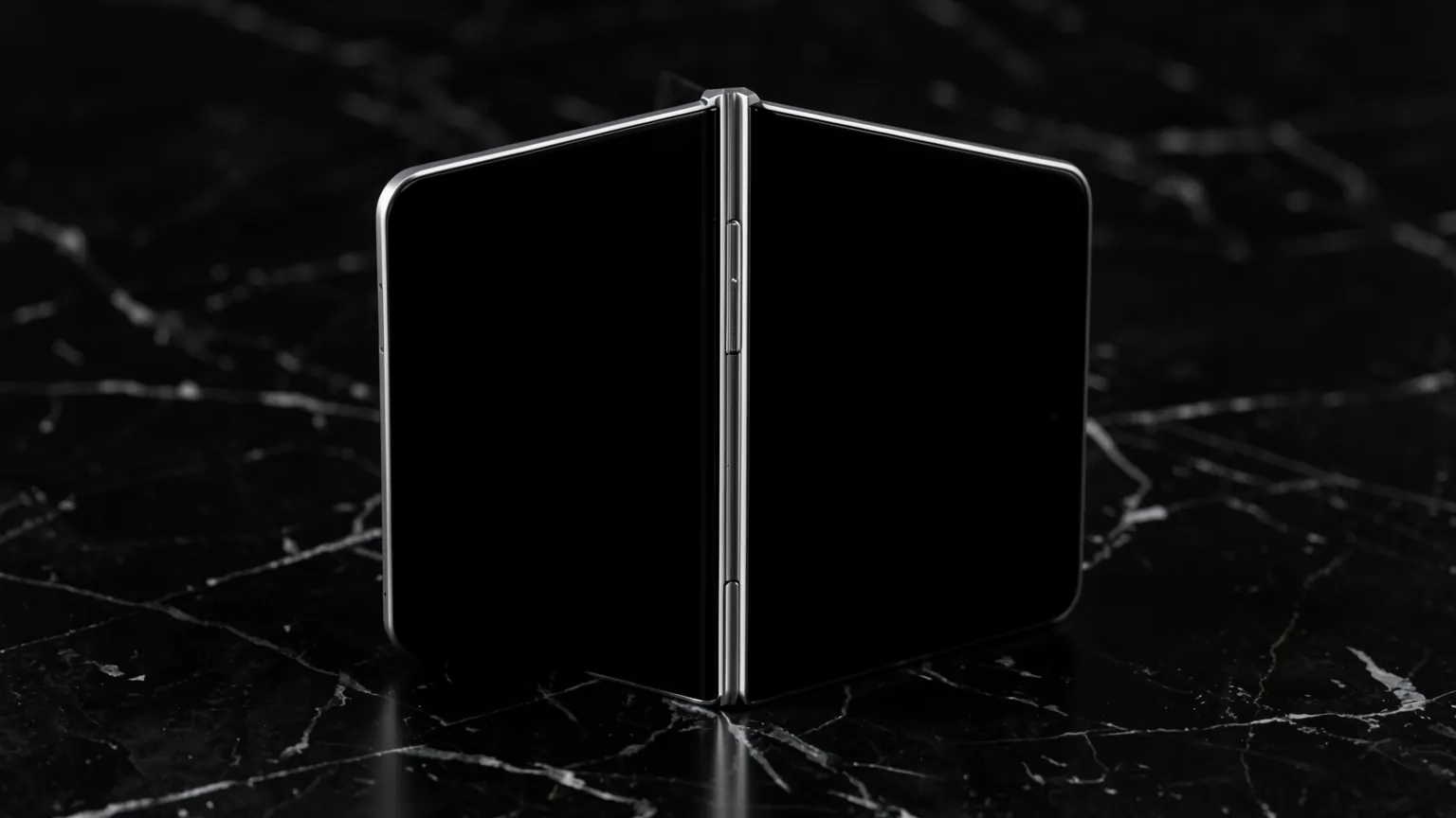 Teléfono plegable tipo libro medio abierto sobre una mesa de mármol oscuro con luz lateral