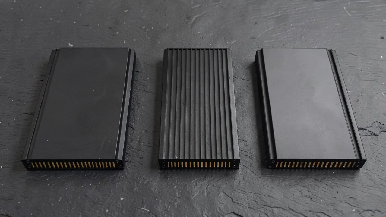 Varios kits de memoria RAM DDR5 con disipadores de distintos colores sobre una superficie oscura