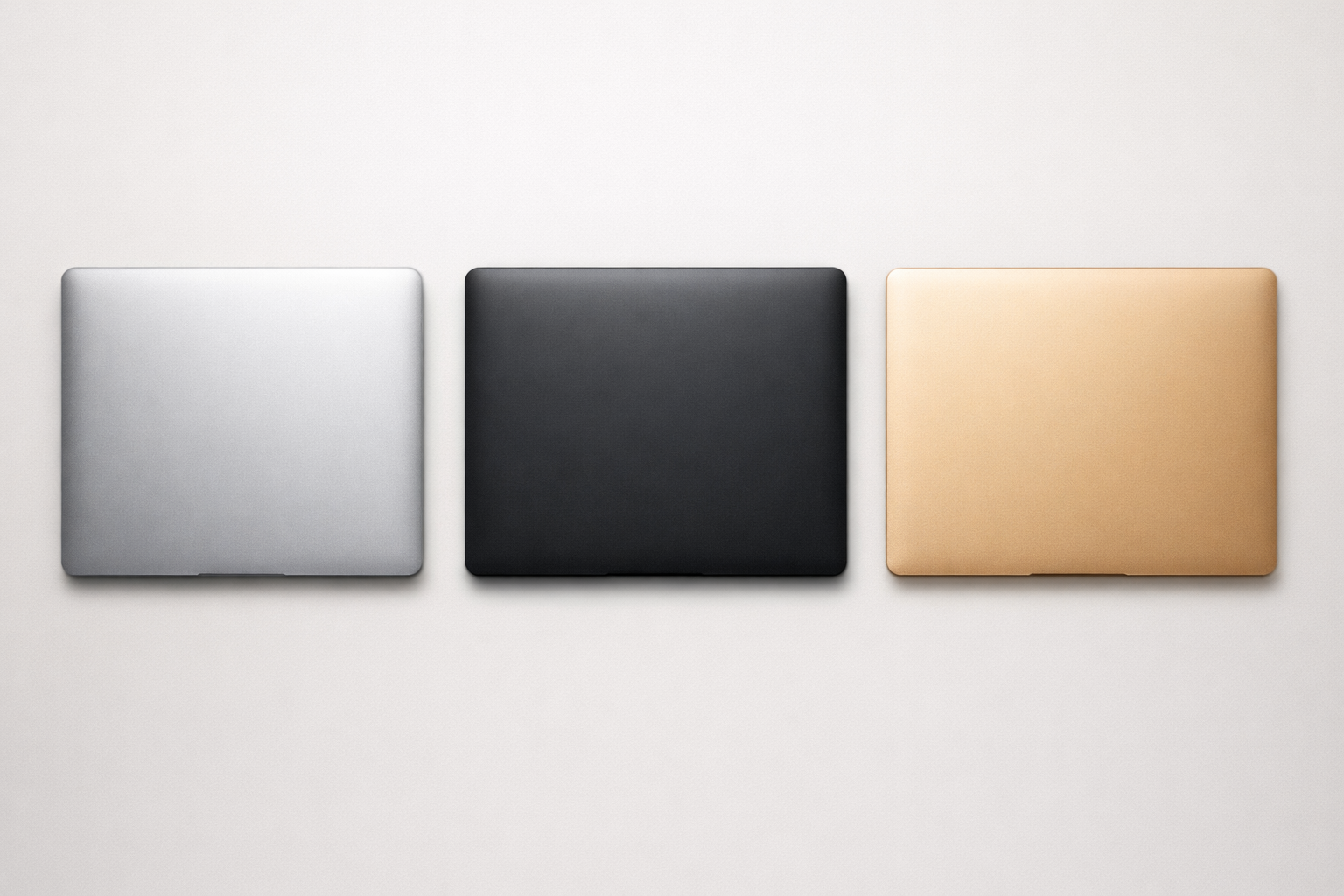Comparativa de portátiles MacBook Air, MacBook Pro y ThinkPad sobre mesa de estudio